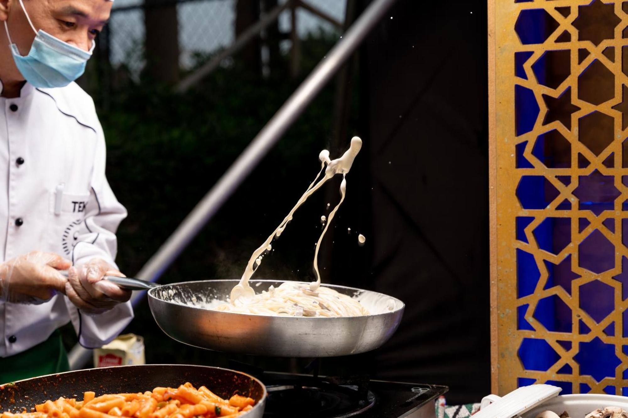 Sheraton Dammam Hotel & Convention Centre Extérieur photo A chef tossing rice in a wok