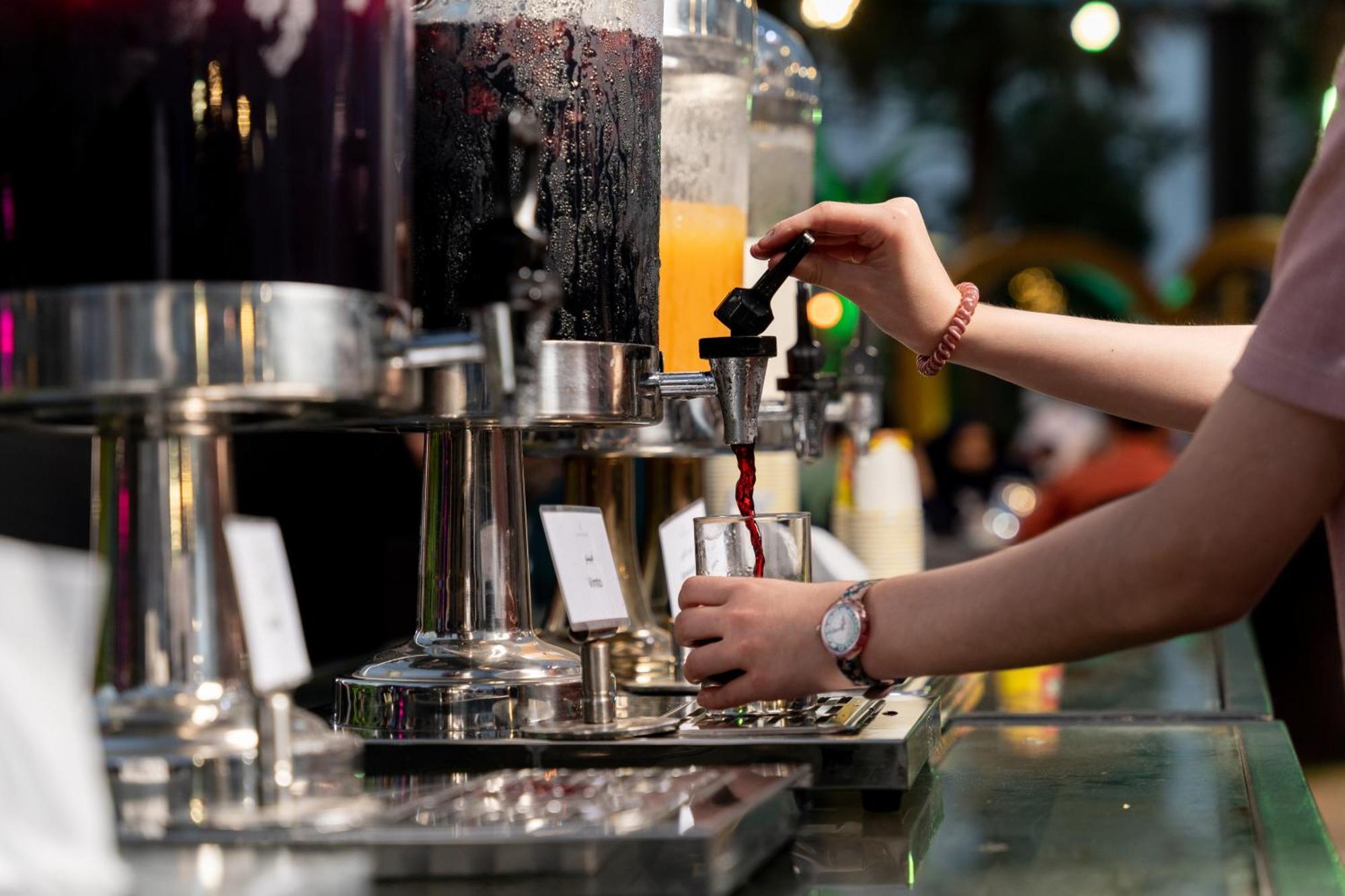 Sheraton Dammam Hotel & Convention Centre Extérieur photo A bartender using a tap to serve a drink