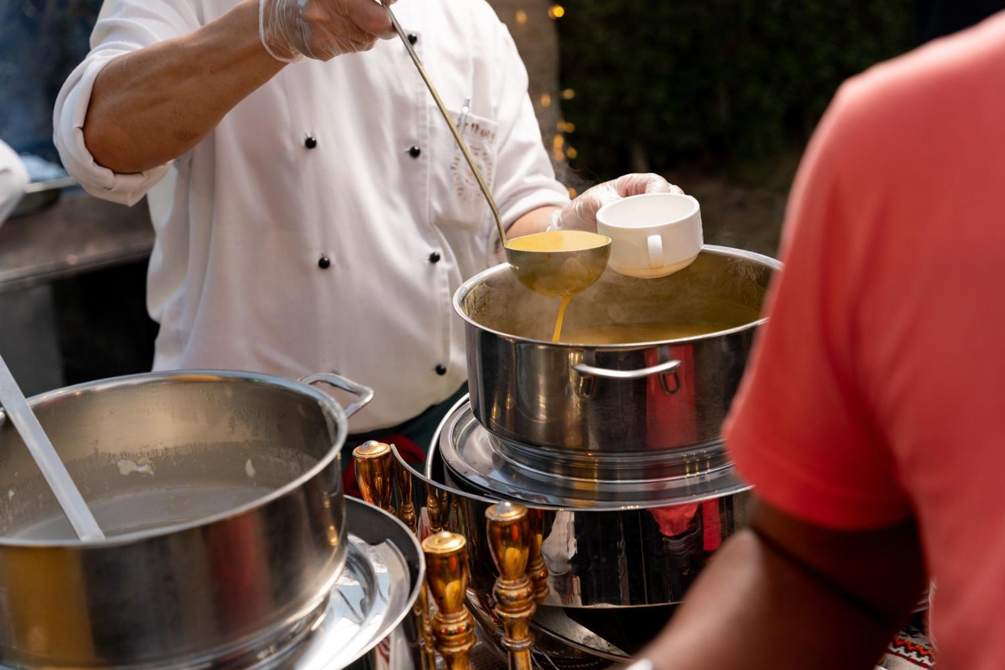 Sheraton Dammam Hotel & Convention Centre Extérieur photo A chef preparing food