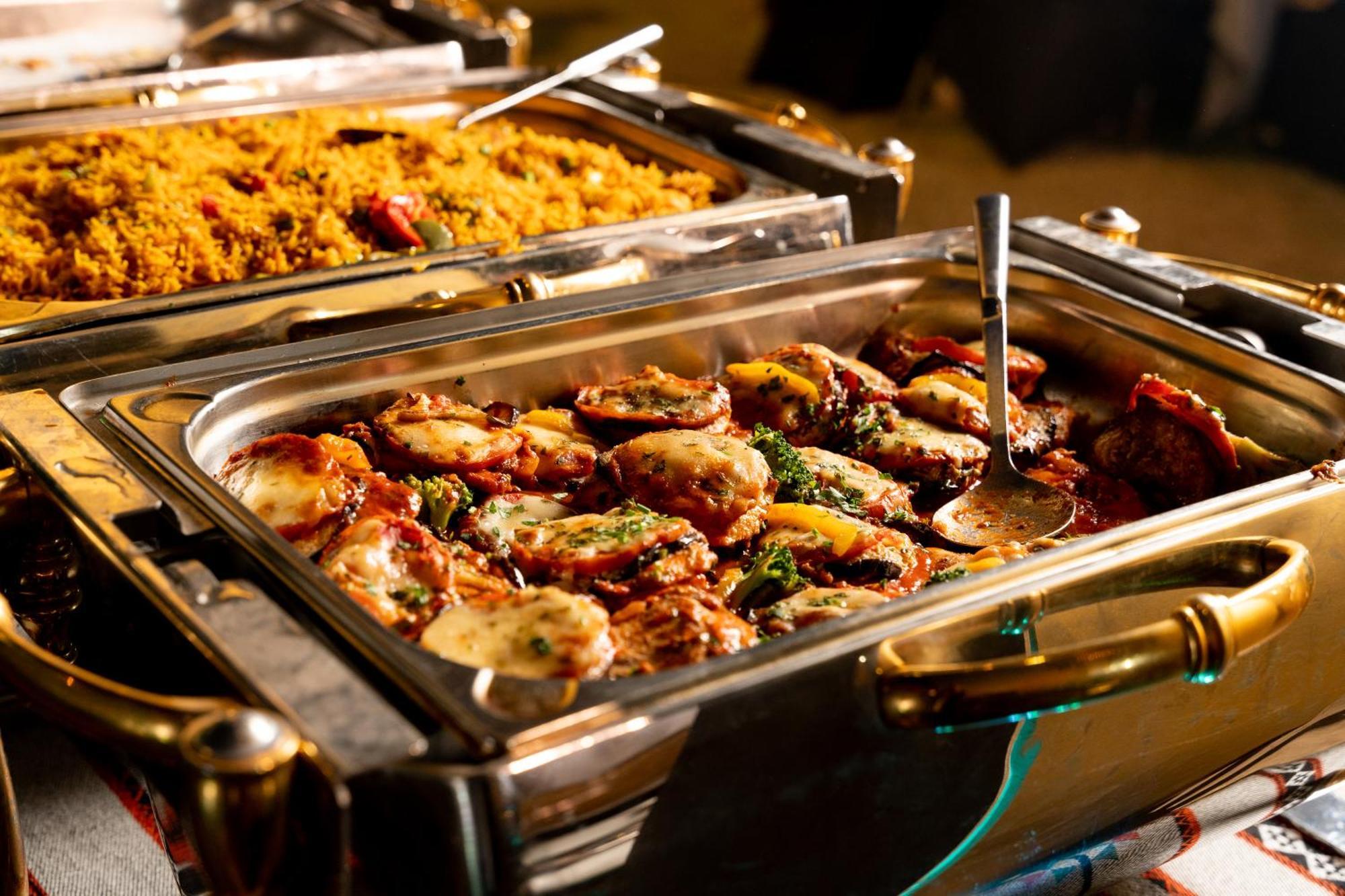 Sheraton Dammam Hotel & Convention Centre Extérieur photo A chafing dish