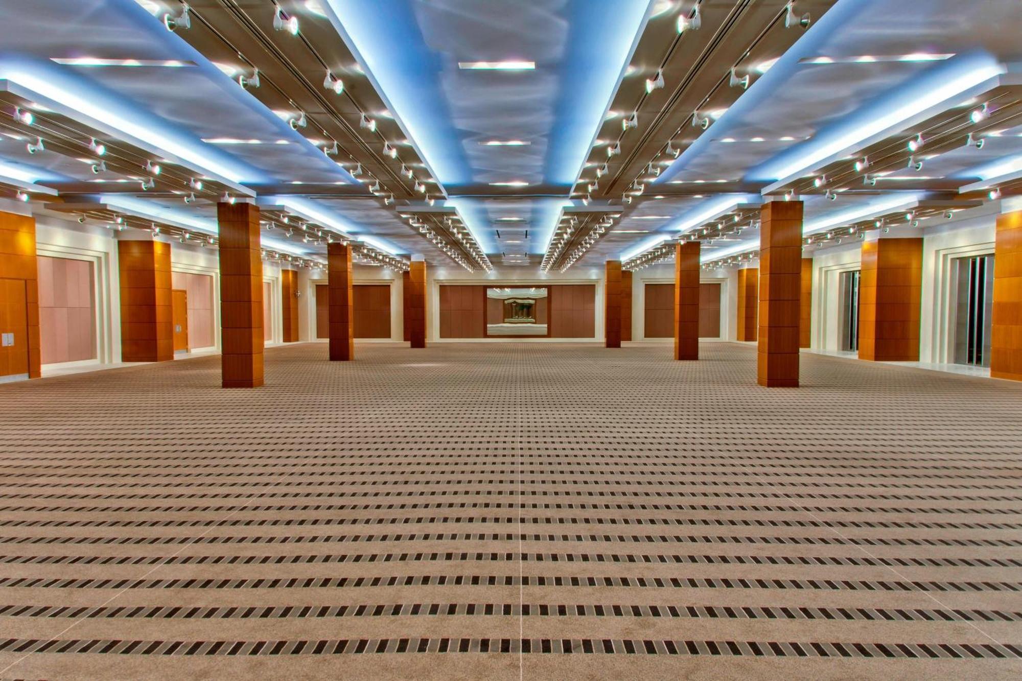 Sheraton Dammam Hotel & Convention Centre Extérieur photo The interior of the main hall
