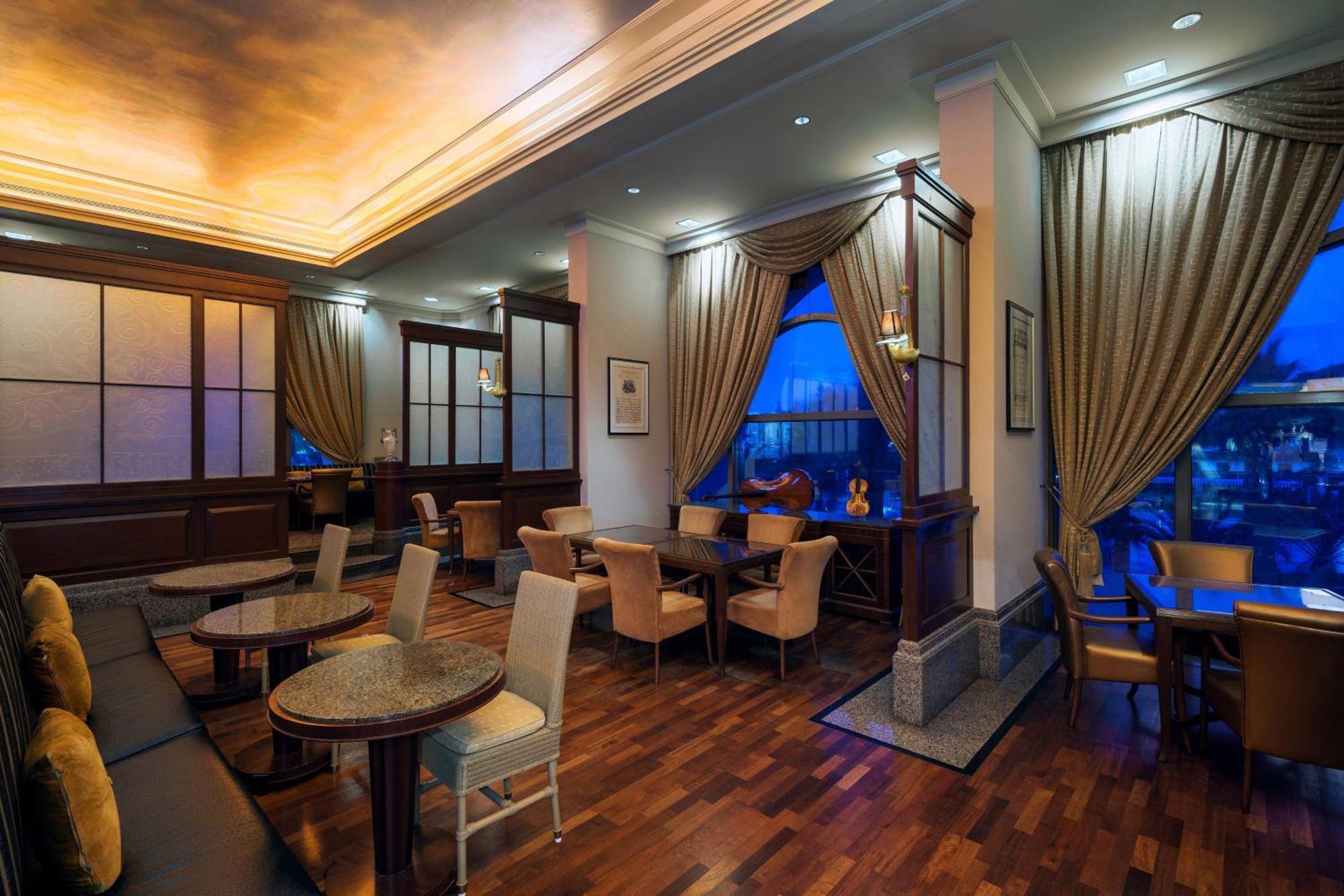 Sheraton Dammam Hotel & Convention Centre Extérieur photo The lounge at the airport