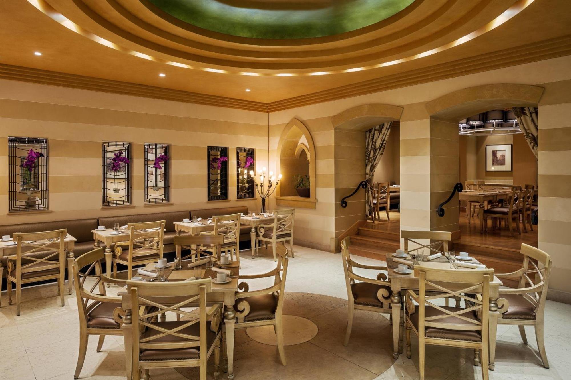 Sheraton Dammam Hotel & Convention Centre Extérieur photo The interior of the restaurant