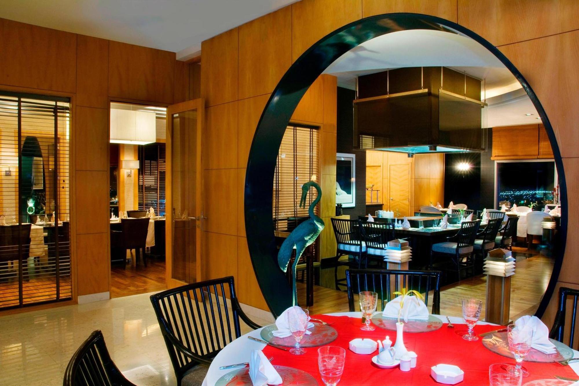 Sheraton Dammam Hotel & Convention Centre Extérieur photo The interior of the restaurant