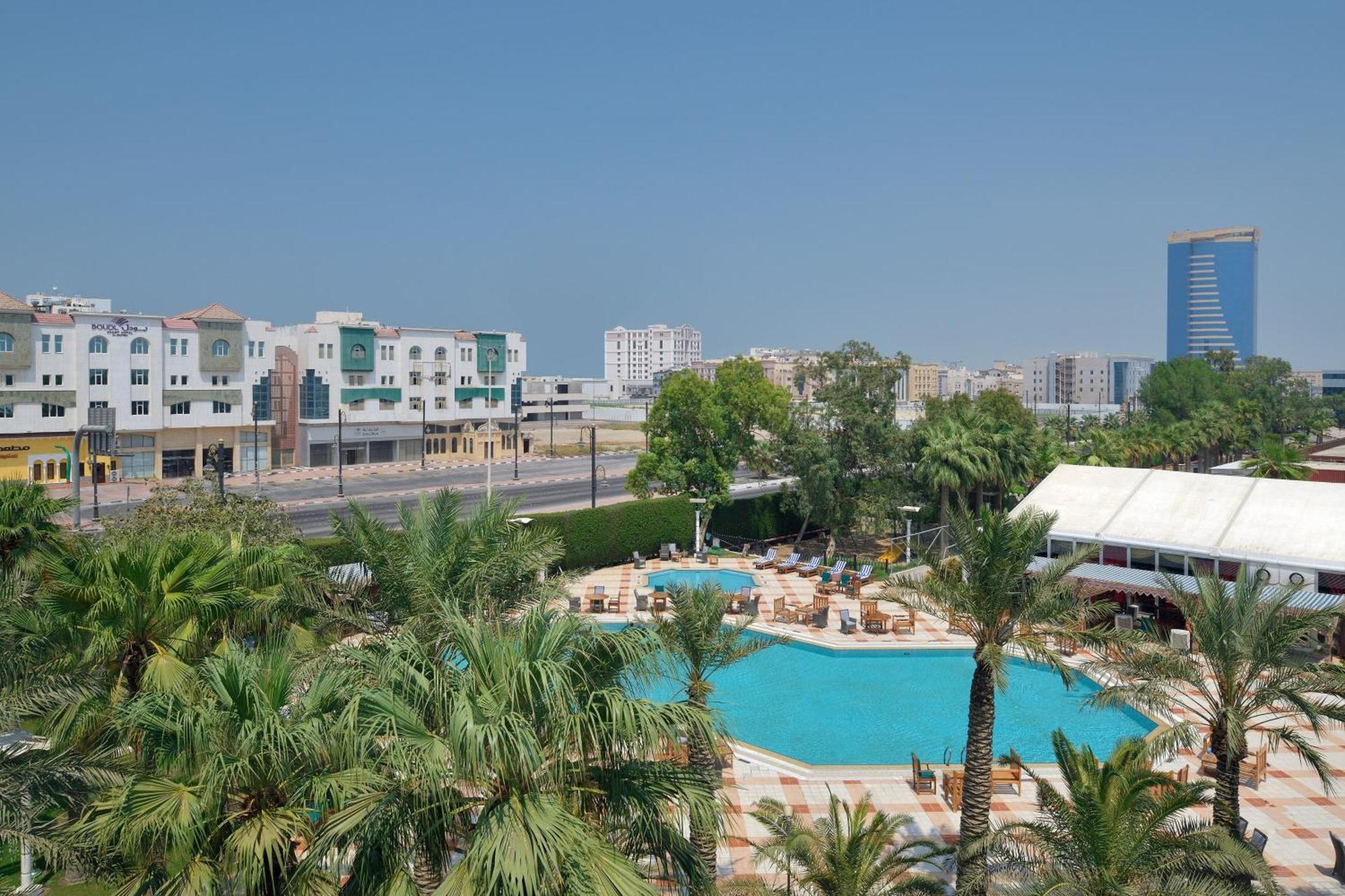 Sheraton Dammam Hotel & Convention Centre Extérieur photo A view of the pool at Jumeirah Lakes Towers