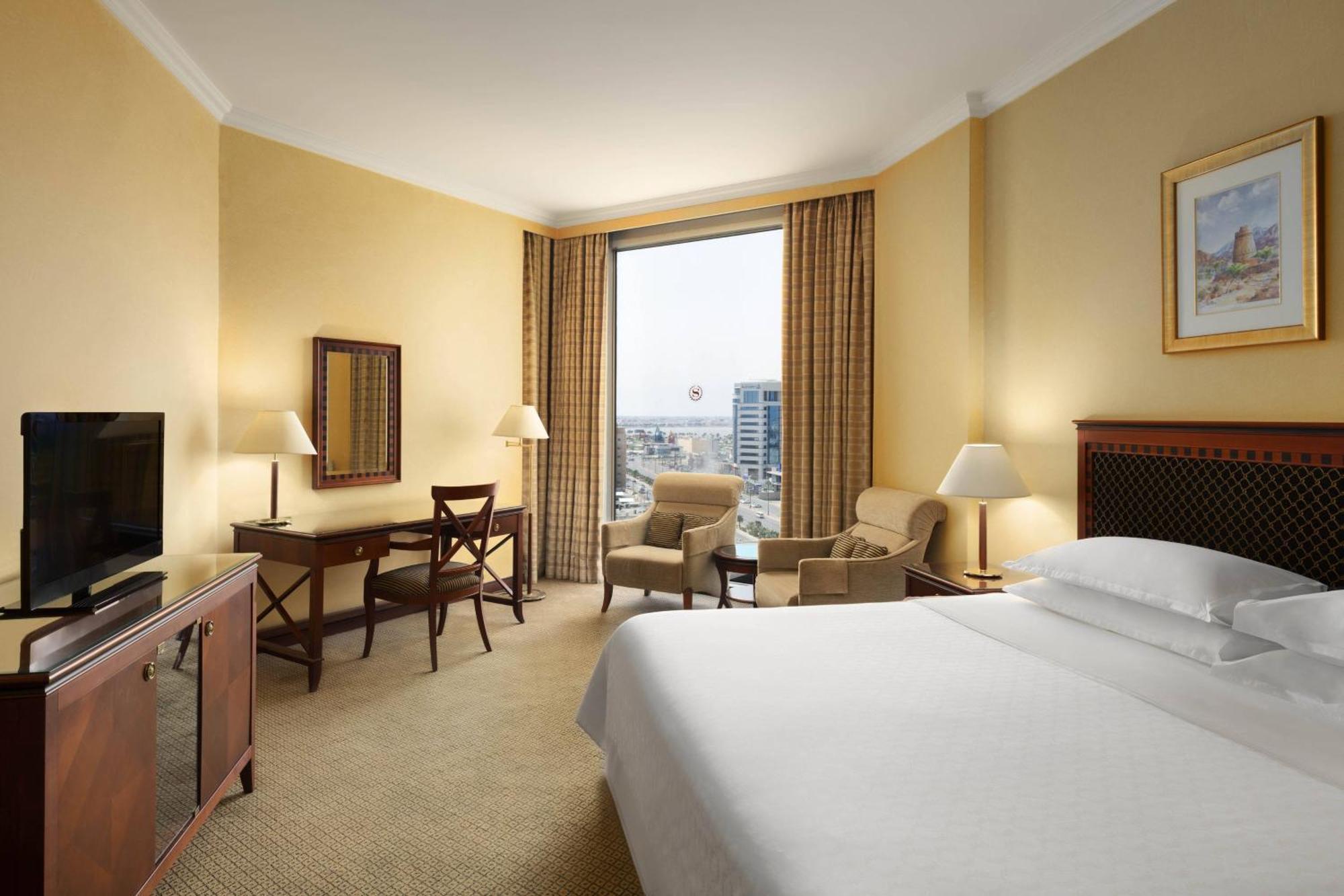 Sheraton Dammam Hotel & Convention Centre Extérieur photo A guest room at the hotel