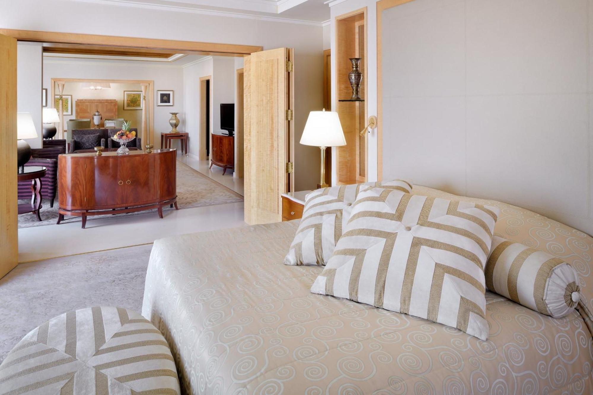 Sheraton Dammam Hotel & Convention Centre Extérieur photo A suite at the hotel