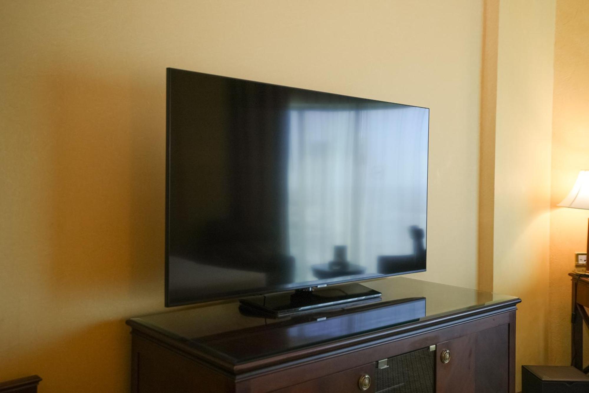 Sheraton Dammam Hotel & Convention Centre Extérieur photo A Samsung TV